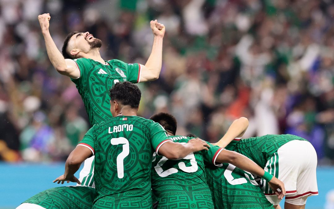 México se da un baño de alegría frente a Ecuador y mantiene su idilio en el Mundial