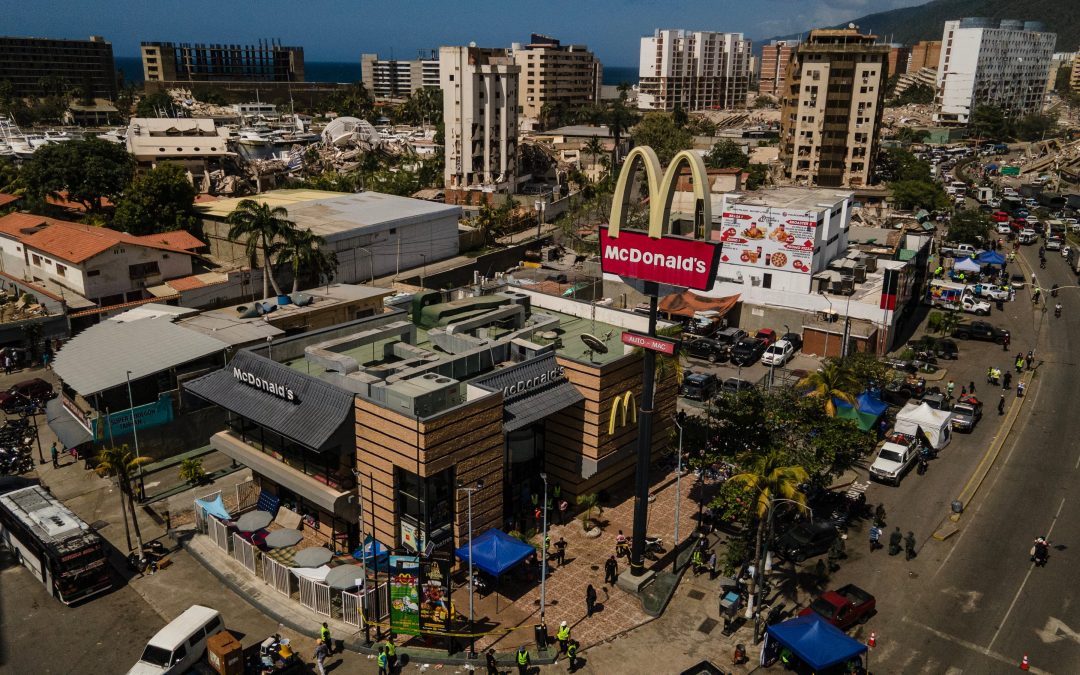 Un McDonald’s convertido en hospital: la improvisación y el desamparo marcan la primera semana del terremoto en Venezuela 