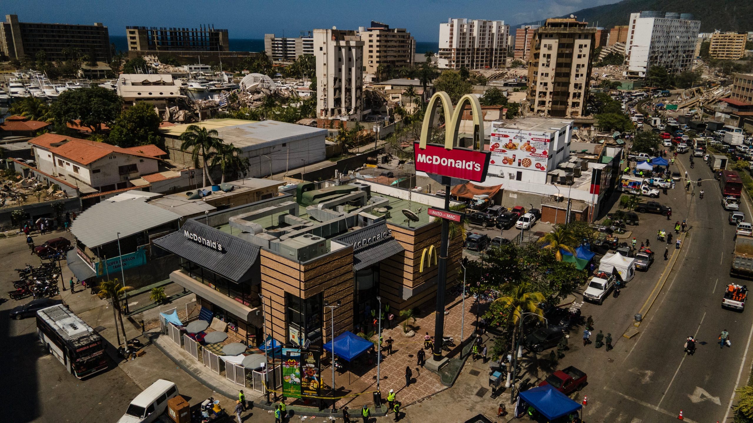 Un McDonald’s convertido en hospital: la improvisación y el desamparo marcan la primera semana del terremoto en Venezuela