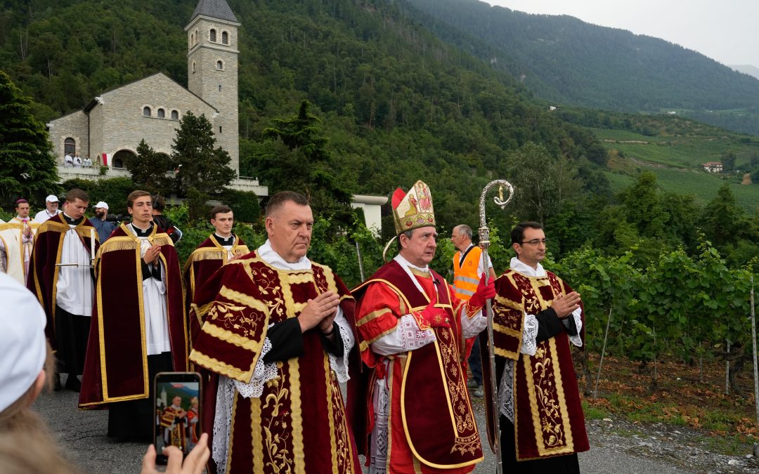 Cisma en la Iglesia: los ‘lefebvrianos’ ordenan cuatro obispos sin permiso del Papa y caen en la excomunión automática